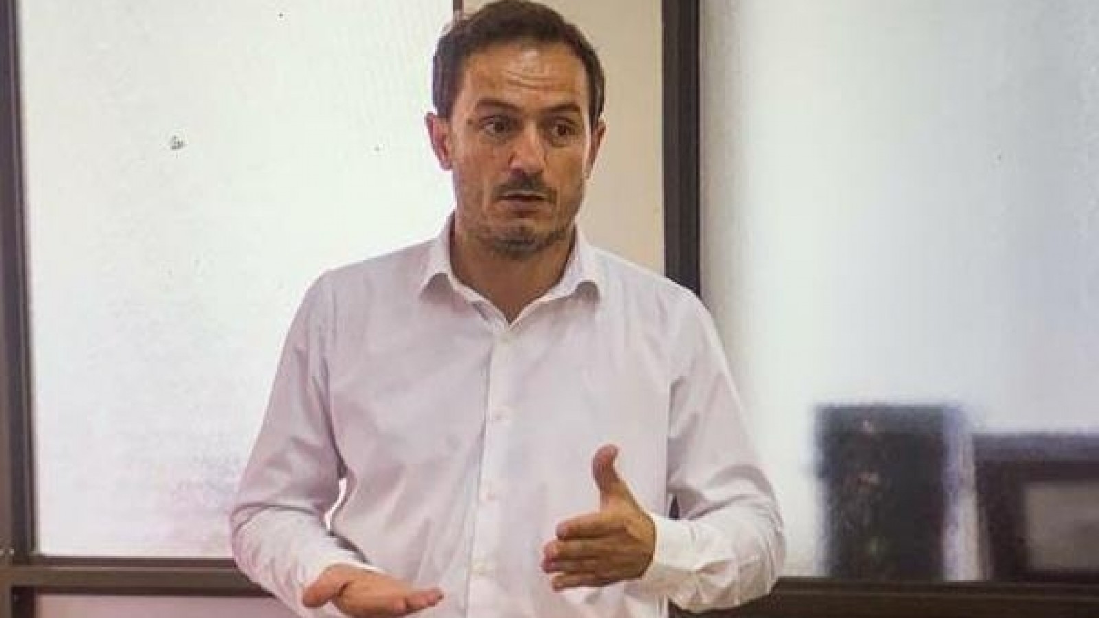 Abella decidió restringir aún más la circulación de personas en la ciudad